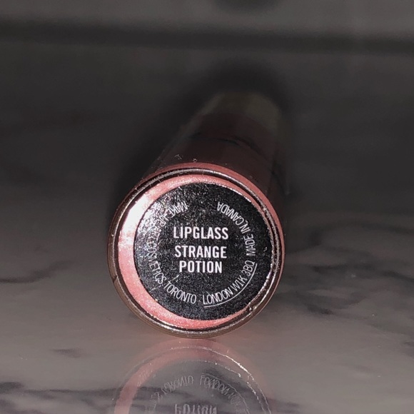 MAC Cosmetics Surf Baby Strange Potion lipglass - Picture 3 of 3